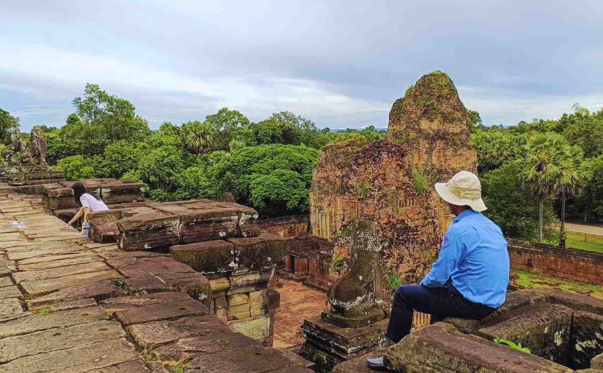 HOW MUCH SHOULD YOU TIP YOUR ANGKOR WAT TOUR GUIDE