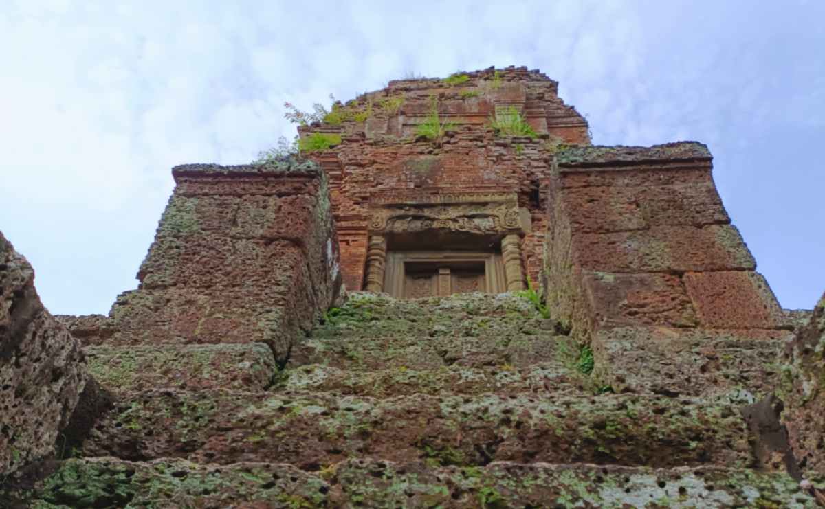 What Does Baksei Chamkrong Temple Represent